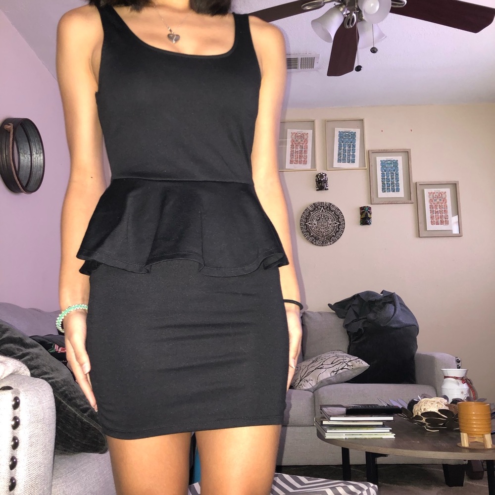 A tight black dress❣️